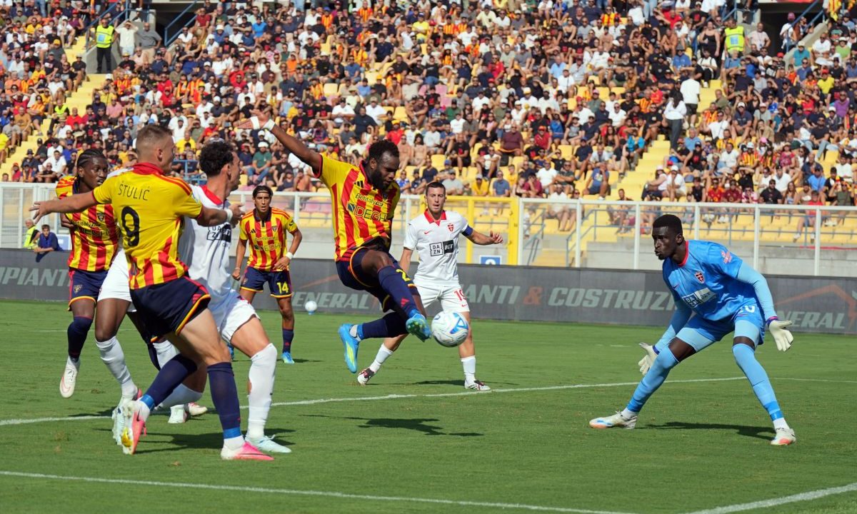 Gol ed emozioni al Via del Mare, il Lecce la spunta sul Monza per 3-2