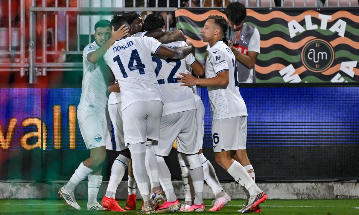 La Lazio batte il Venezia 2-0 e aggancia Roma e Inter in testa