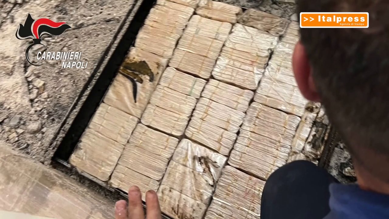 Blitz contro camorra nel Napoletano, trovati 3 milioni di euro nascosti nel muro